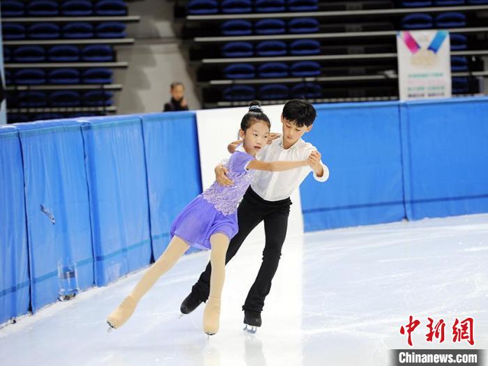 吉林花滑新生代在长春青少年组赛事中接受“检